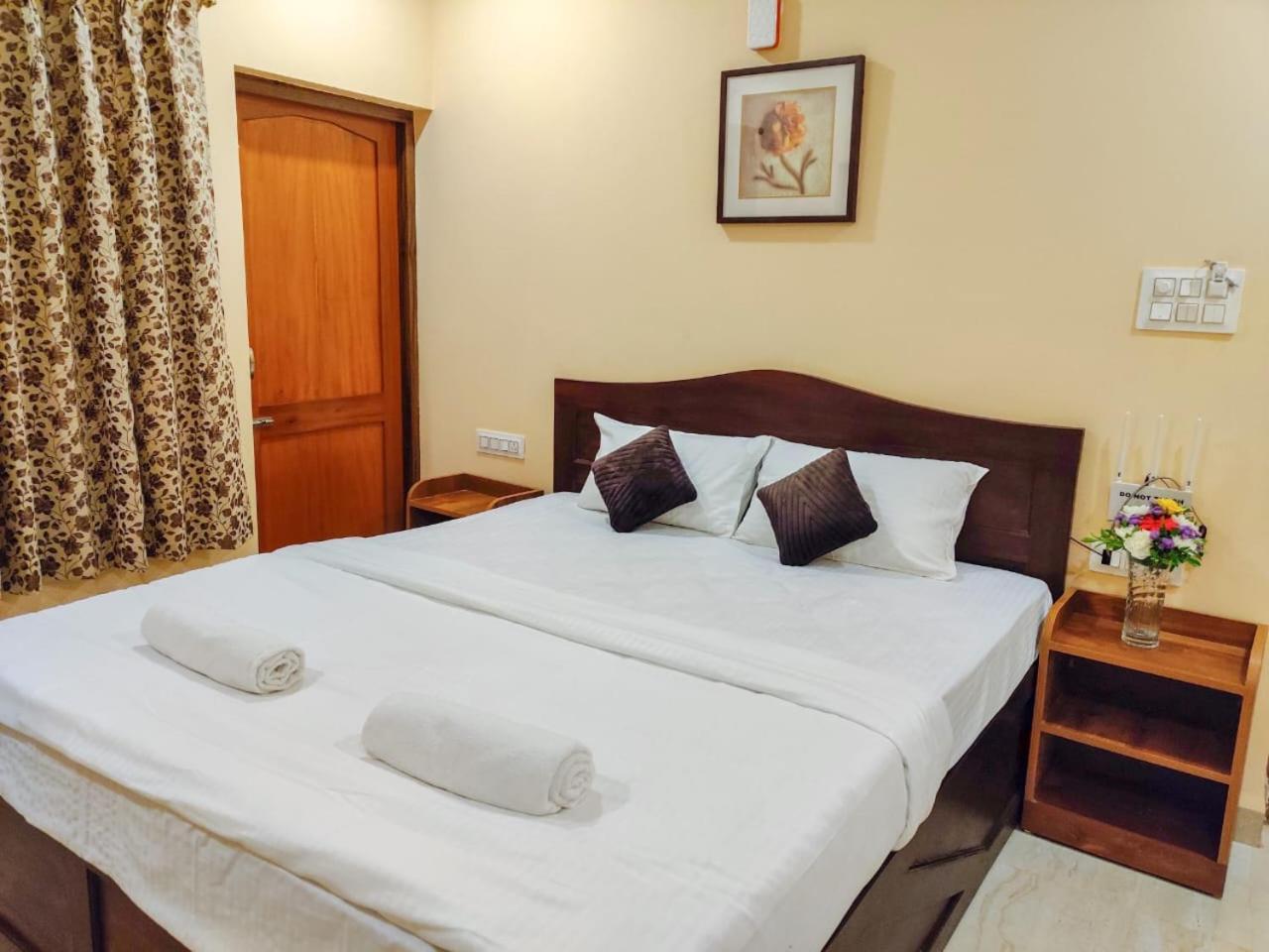 Ena Holiday Inn Калангут Экстерьер фото