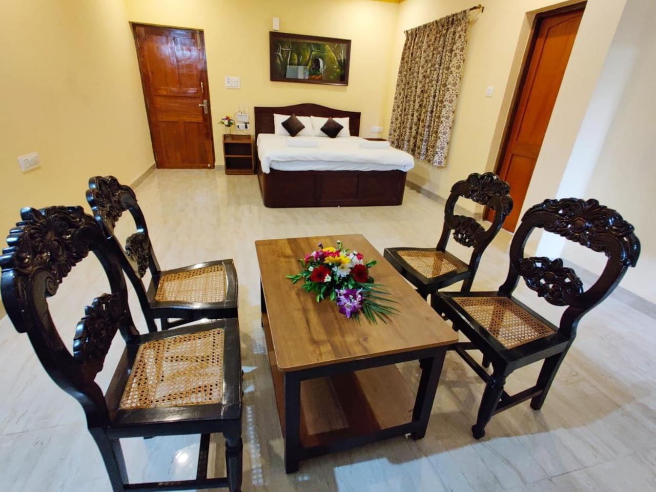 Ena Holiday Inn Калангут Экстерьер фото