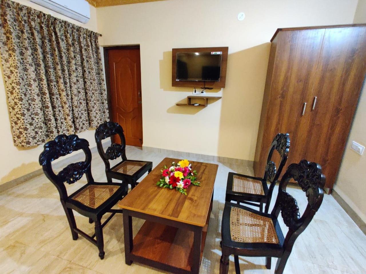 Ena Holiday Inn Калангут Экстерьер фото