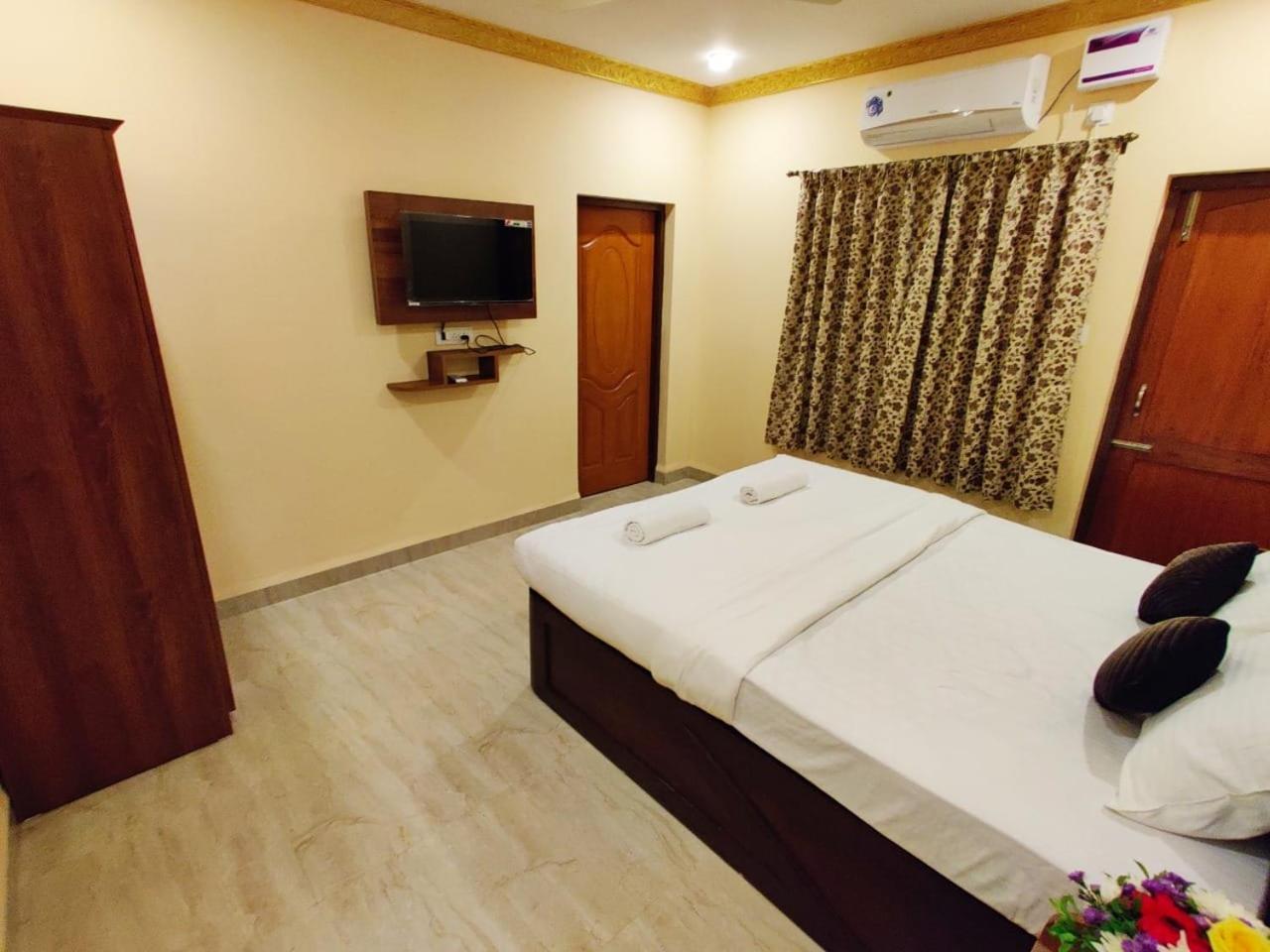 Ena Holiday Inn Калангут Экстерьер фото
