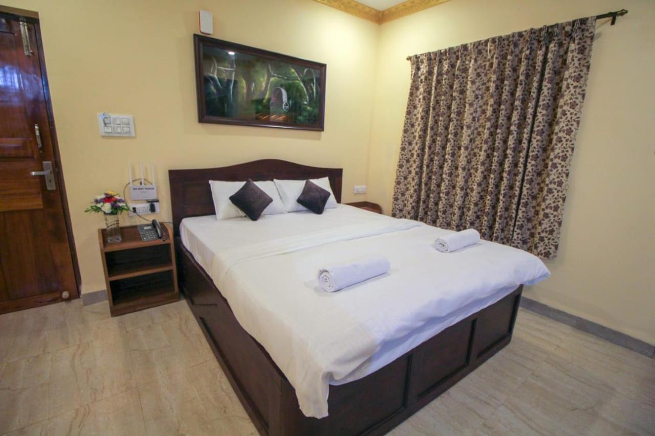 Ena Holiday Inn Калангут Экстерьер фото